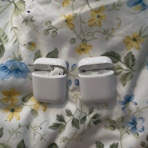 MInt condition slightly used 1st generation air pod cases